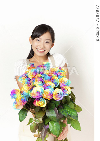 レインボーローズの花束を持つ女性の写真素材
