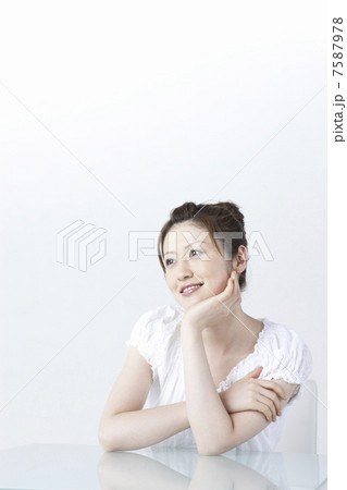 机に頬杖をつく女性 7587978
