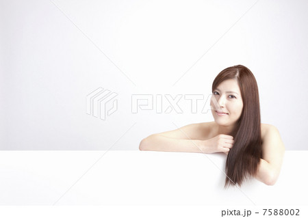 ストレートヘアーの女性 ストレートヘアーの女性 7588002