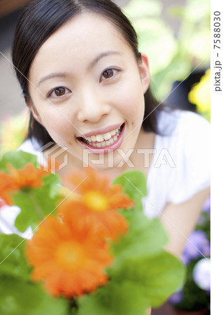 笑顔の女性 7588030