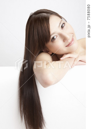 ストレートヘアーの女性 7588080