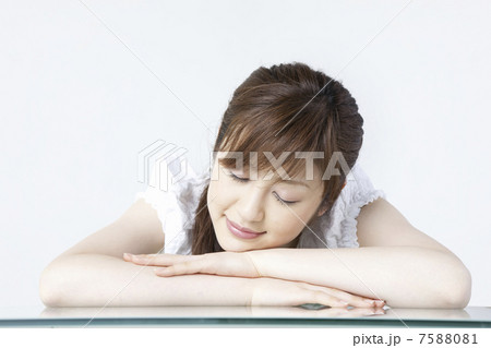 昼寝をする女性 7588081