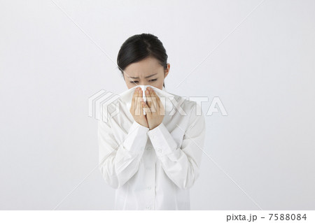 鼻を咬む女性 7588084