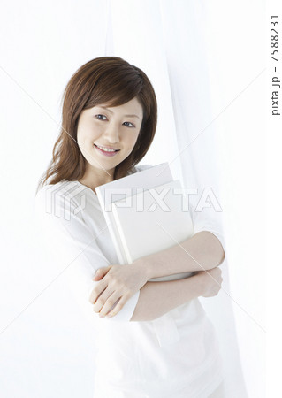 本を抱える女性 7588231