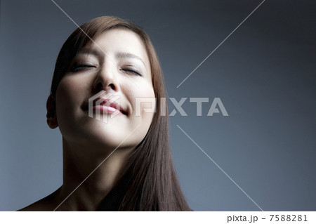 ストレートヘアーの女性 ストレートヘアーの女性 7588281