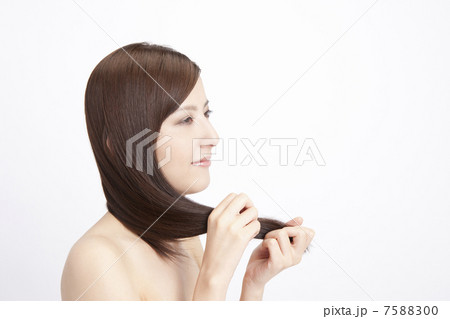 ストレートヘアーに触れる女性 ストレートヘアーに触れる女性 7588300