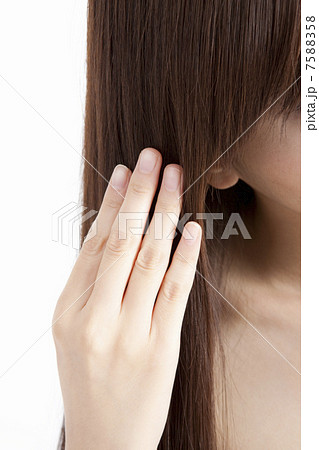 ストレートヘアーに触れる女性の手元 ストレートヘアーに触れる女性の手元 7588358