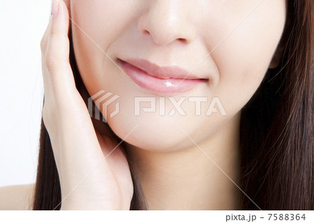 ストレートヘアーの女性の口元 ストレートヘアーの女性の口元 7588364