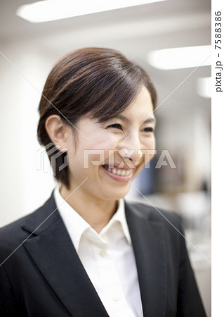 笑顔のOL 7588386
