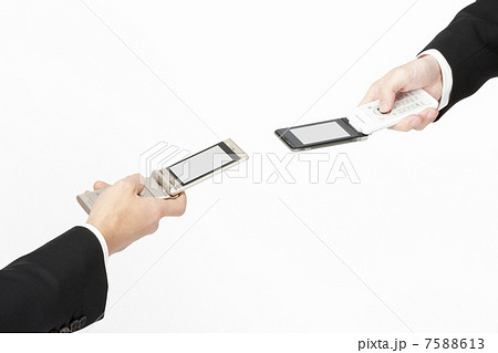 赤外線通信をするビジネスマン 赤外線通信をするビジネスマン 7588613