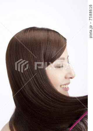 櫛で髪をとく女性の写真素材