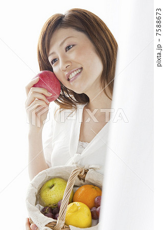 リンゴを持つ女性 リンゴを持つ女性 7588673