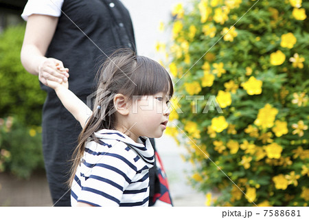 お母さんとお散歩する女の子 7588681