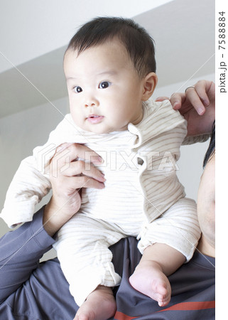 お父さんに抱き上げられる赤ちゃん 7588884