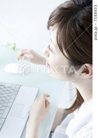 パソコンをする女性 パソコンをする女性 7588933