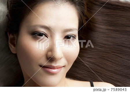 ストレートヘアーの女性 7589043