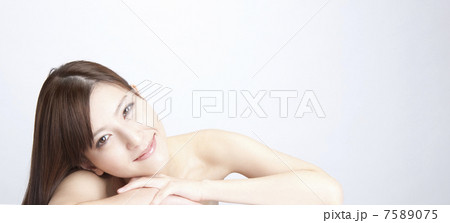 ストレートヘアーの女性 7589075