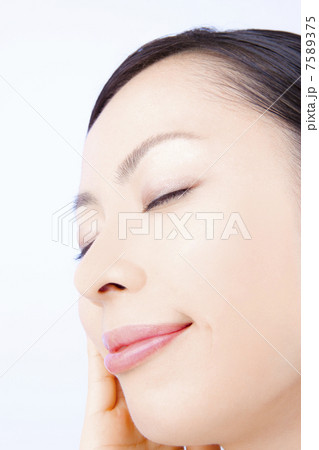 頬をおさえる女性 頬をおさえる女性 7589375