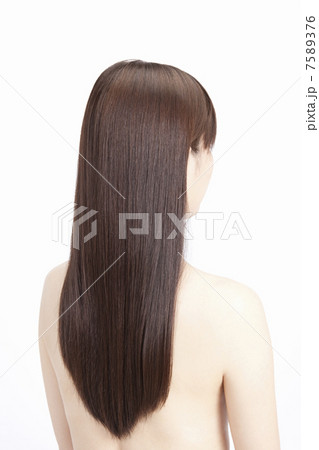ストレートヘアーの女性 7589376