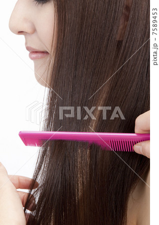 櫛で髪をとく女性 櫛で髪をとく女性 7589453