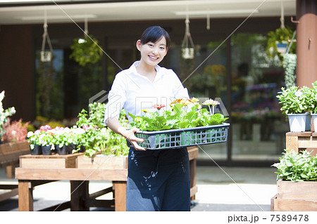 花屋の店員の女性 花屋の店員の女性 7589478