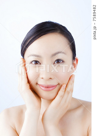 頬をおさえる女性 7589482