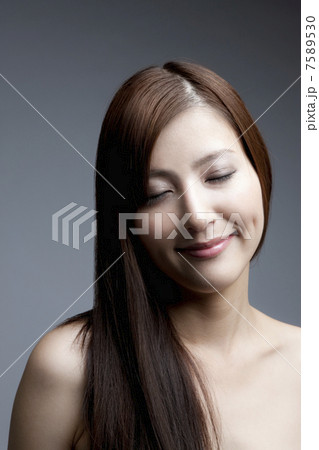 ストレートヘアーの女性 ストレートヘアーの女性 7589530