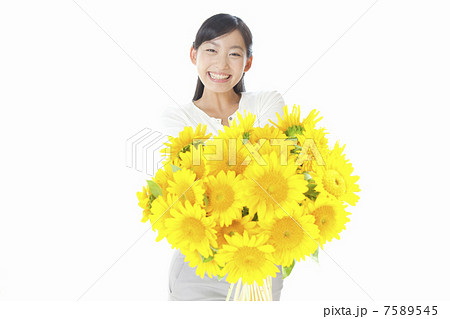 ヒマワリの花束を持つ女性 ヒマワリの花束を持つ女性 7589545