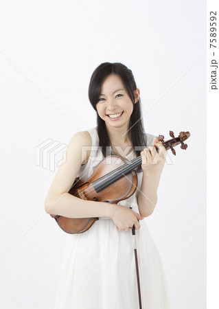 バイオリンを持つ女性 7589592