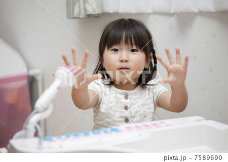 エレクトーンを弾く女の子 エレクトーンを弾く女の子 7589690