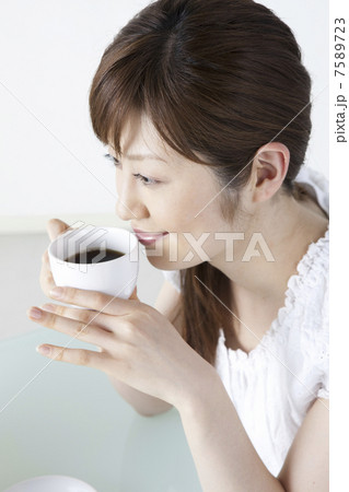 コーヒーを飲む女性 コーヒーを飲む女性 7589723