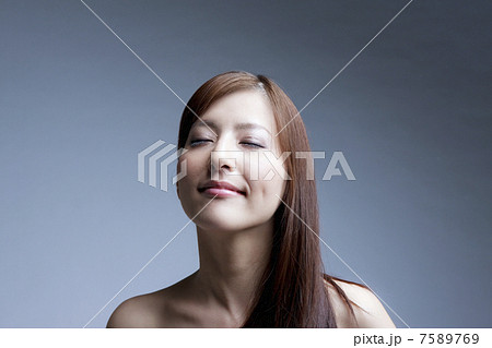 ストレートヘアーの女性 ストレートヘアーの女性 7589769
