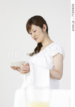 食器を持つ女性 7589806