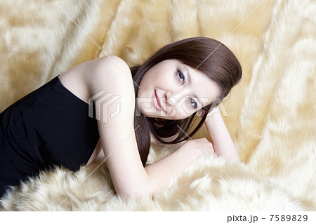 ストレートヘアーの女性 ストレートヘアーの女性 7589829