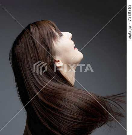 ストレートヘアーの女性 7589865