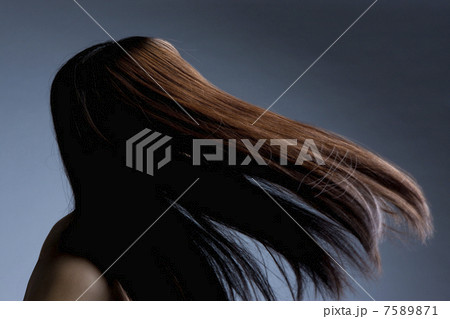 ストレートヘアーの女性 7589871