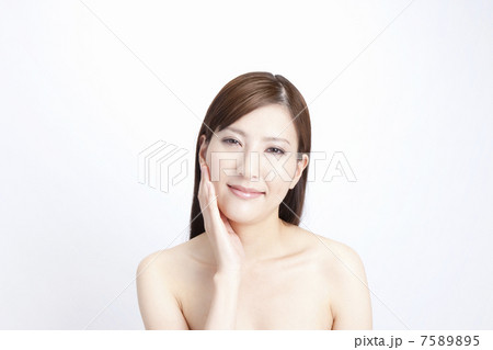 ストレートヘアーの女性 7589895