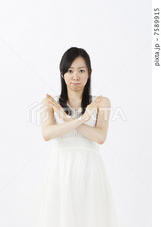 バツのポーズをする女性 7589915