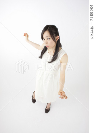 バランスをとる女性 バランスをとる女性 7589934