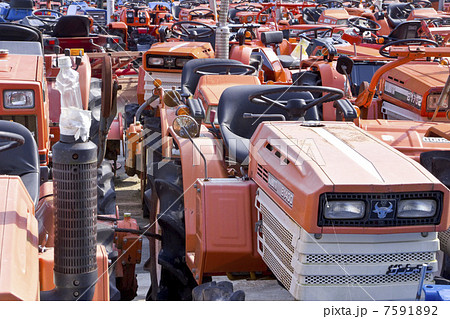 中古トラクター複数台の写真素材 [7591892] - PIXTA