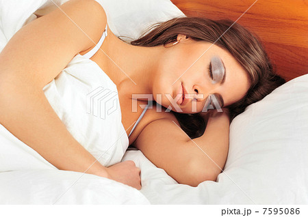 Fashion portrait of young elegant woman in bed 7595086