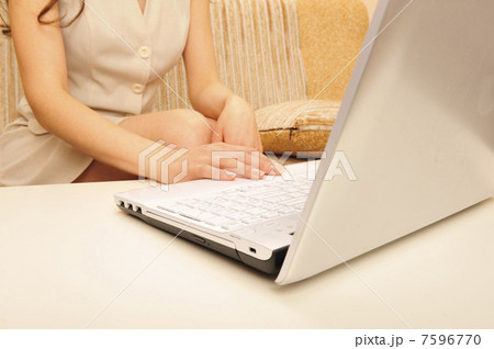 Close-up of typing male hands 7596770