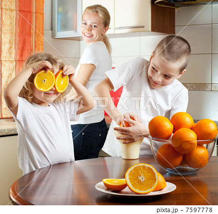 Mother with children squeezed orange juice Mother with children squeezed orange juice 7597778