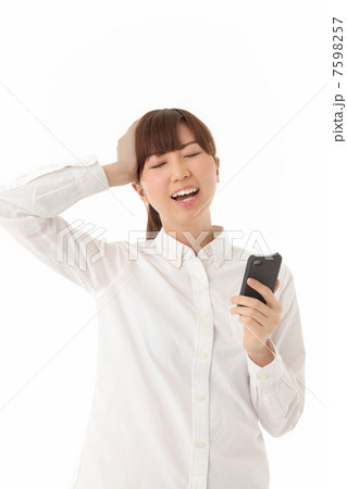 スマホをつかう女性 7598257