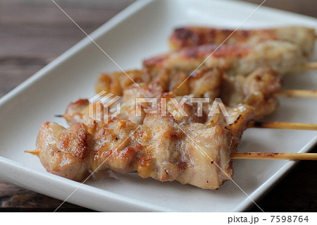 炭で焼いた鶏ももとつくねの焼き鳥盛り合わせ 7598764