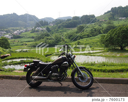 バイクと棚田 7600173