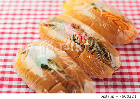 ラップで包んだ総菜パン 7600221