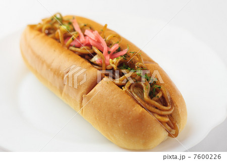 焼きそばパンのアップ 7600226