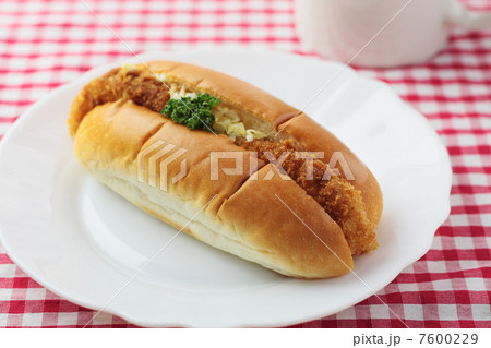 テーブルの上のコロッケパン 7600229