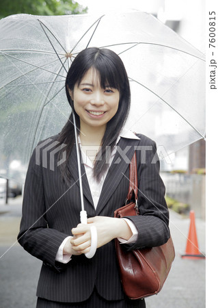 傘をさすOL 傘をさすOL 7600815